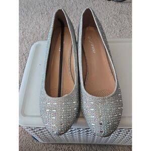 Forever Womans Silver with Rinestones Shoes Size 10 New with out tags Small heel